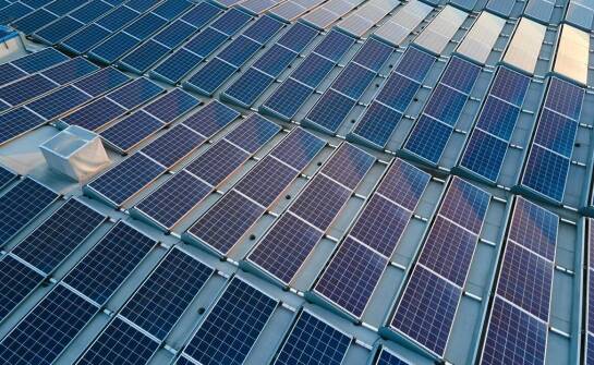 Jak systemy fotowoltaiczne mogą wspierać biznesy w redukcji operacyjnych kosztów?