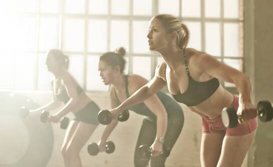 Jakie ćwiczenia w strefie cardio wspierają budowanie piersiowej klatki?