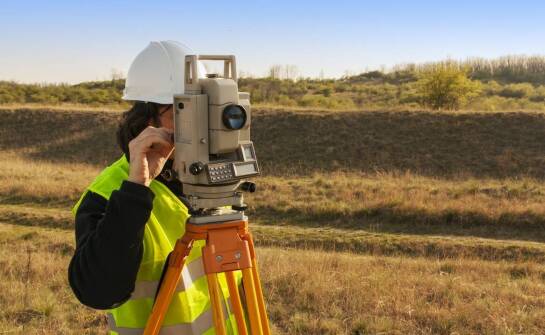 Jakie wyzwania napotyka geodeta podczas rozgraniczania działek?