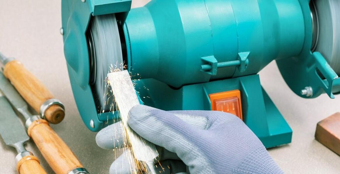 Zastosowanie walcowych szlifierek w tworzeniu postarzanego wykończenia