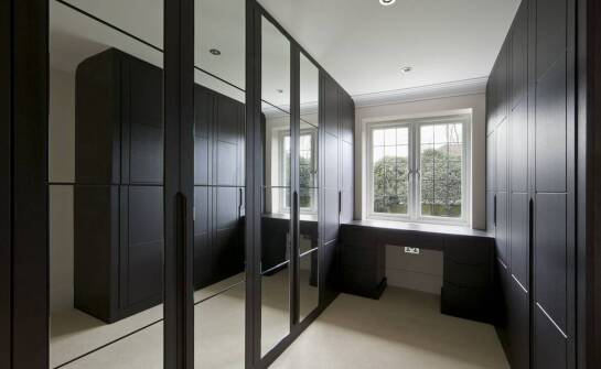 Jak szklane przesuwne drzwi wpływają na estetykę i funkcjonalność garderoby?