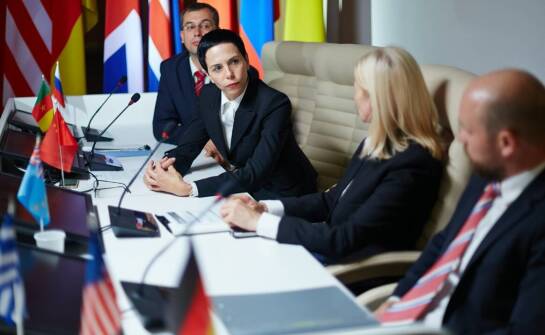 Rola ustnego tłumacza w zapewnieniu płynności komunikacji na konferencjach