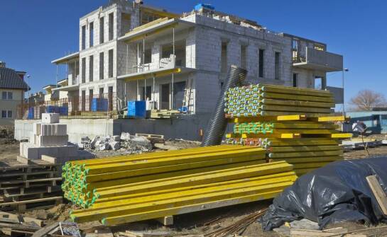 Jak lokalne warunki wpływają na projektowanie budowlanych konstrukcji?