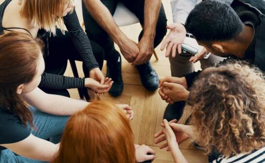 Jak terapeutyczne grupy wspierają młodzież z trudnościami emocjonalnymi?