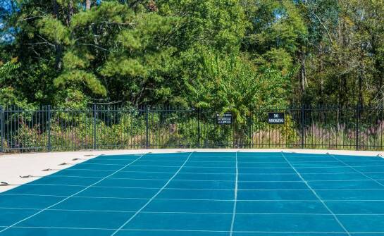 Jakie wyposażenie powinno znaleźć się w zewnętrznej siłowni, aby sprostać różnym potrzebom użytkowników?