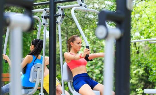 Najpopularniejsze ćwiczenia na plenerowej siłowni