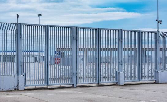 Przemysłowe ogrodzenia – kluczowe cechy i zastosowanie