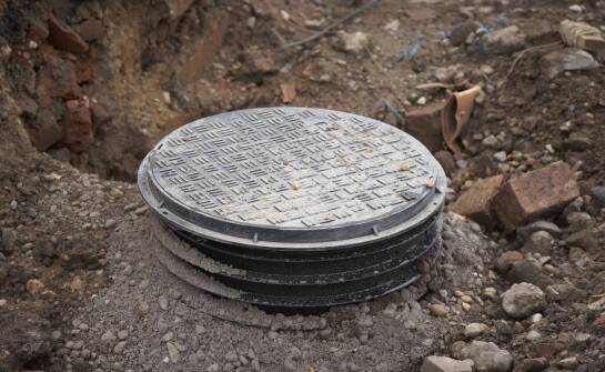 Jak hydrodynamiczne czyszczenie wpływa na efektywność pracy instalacji?