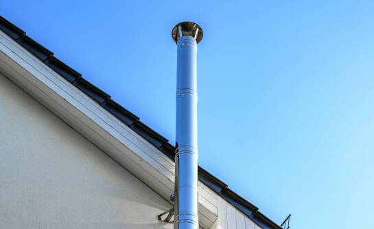 Jakie są zalety systemowych kominów w modernizacji starszych budynków?