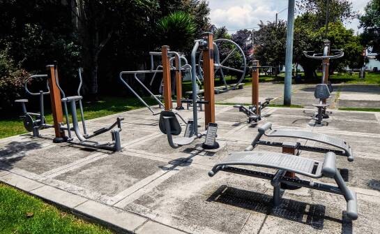 Jakie elementy sprzętu do street workoutu są niezbędne do kompleksowego treningu?