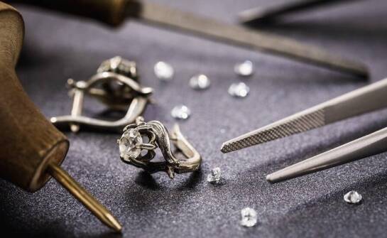 Zestaw jubilerskich narzędzi a proces lutowania: co warto wiedzieć?