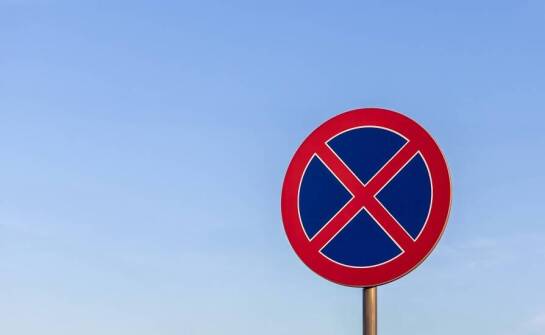 Jak zakazy parkowania mogą wspierać działania prewencyjne w ochronie przeciwpożarowej?