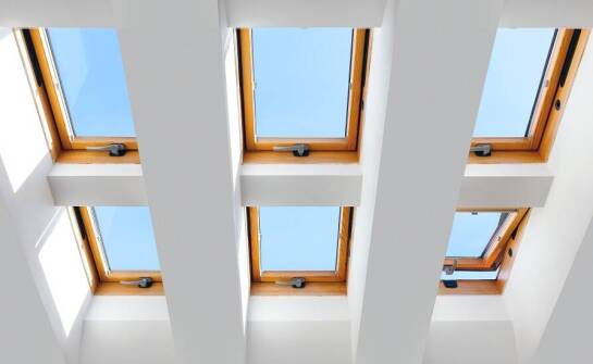 Jakie dachowe okna warto wybrać dla efektywności energetycznej budynku?