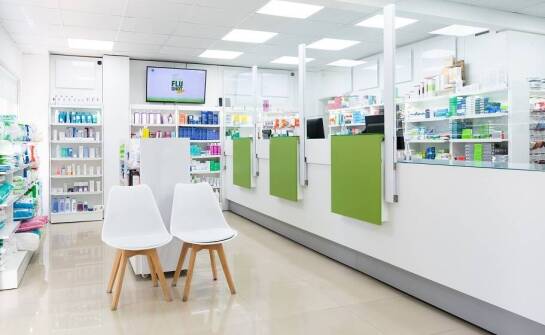 Rola ergonomii w projektowaniu aptecznych mebli – komfort pracy i obsługi klienta