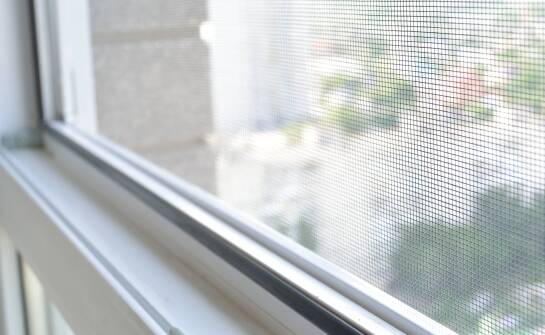 Wybór odpowiedniej moskitiery do dachowego okna – na co zwrócić uwagę?