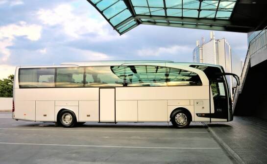 Transfery lotniskowe i międzymiastowe – kiedy warto postawić na wynajem autokarów?