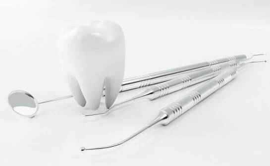 Jak stomatologiczna chirurgia pomaga w leczeniu złamanych zębów korzeni?