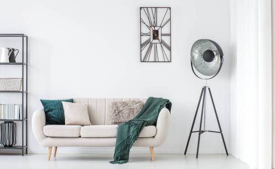 Który ozdobny zegar udekoruje salon?