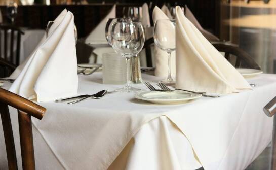 Jakie są zalety stosowania podkładów antypoślizgowych pod obrusy w restauracjach?