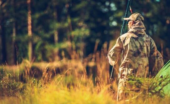Czym charakteryzuje się myśliwska profesjonalna odzież?
