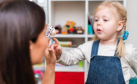 Terapia dzieci z intelektualną niepełnosprawnością: jak radzić sobie z wyzwaniami?