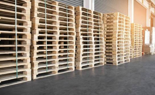 Skup palet: jakie są różnice między recyklingiem a utylizacją?