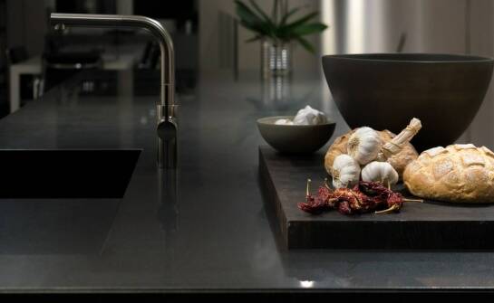 Wpływ melaminowej folii dekoracyjnej na estetykę kompaktowych blatów