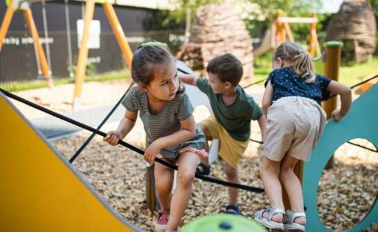 Znaczenie dużego ogrodu i bliskości natury dla rozwoju dzieci w przedszkolu.