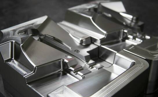 Jakie są najważniejsze cechy konstrukcyjne symetrycznych muld wpływające na ich trwałość?