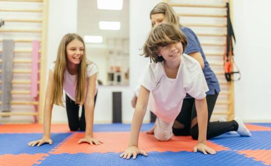 Jak profesjonalna opieka fizjoterapeutów wspiera uczestników turnusów?