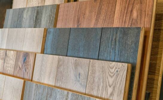 Przewodnik po dostępnych wariantach podłóg w wynajmowanych namiotach