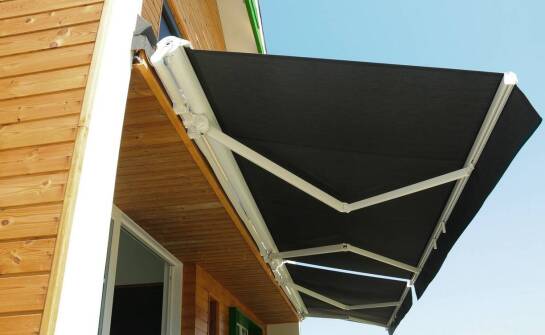 Systemy sterowania markizami – ręczne czy elektryczne, co wybrać?