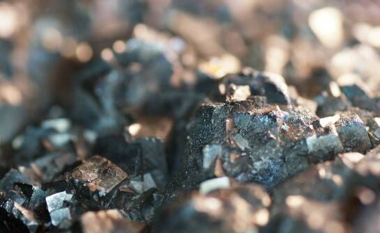 Jak złoża piroluzytowe wspierają procesy odżelaziania?