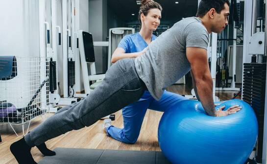 Jakie techniki stosuje się w terapii kręgosłupa w ramach rehabilitacji?