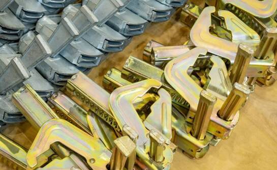 Jakie są główne cechy konstrukcyjne symetrycznych muld z pokrywami?