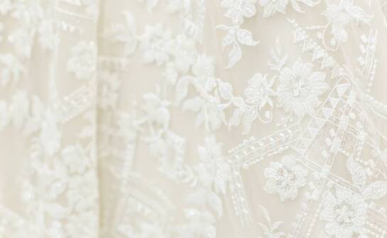 Suknie ślubne z falbanami: efektowne rozwiązania dla odważnych panien młodych