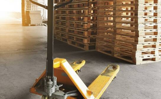 Jak transportowe palety wpływają na efektywność logistyki w branży spożywczej