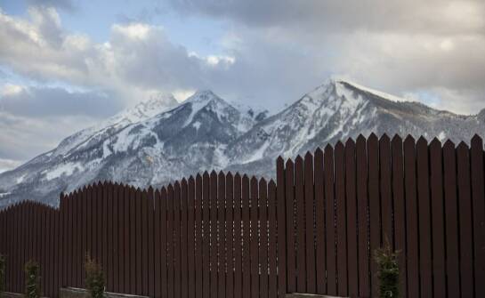 Pionowe projekty ogrodzeń dostosowane do specyfiki terenu – co warto wiedzieć?