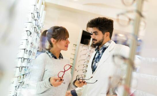 Jak optyczny salon może pomóc w doborze idealnych oprawek?