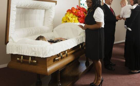 Proces przygotowania i publikacji nekrologów we współpracy z zakładem pogrzebowym