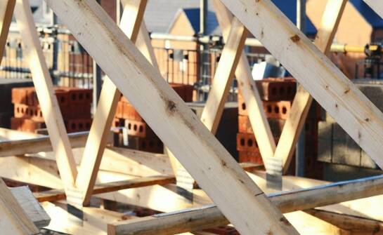 Znaczenie prefabrykowanych dachowych wiązarów w redukcji kosztów budowy