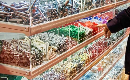 Jak litery z plexi mogą wzbogacić design wystaw w sklepach