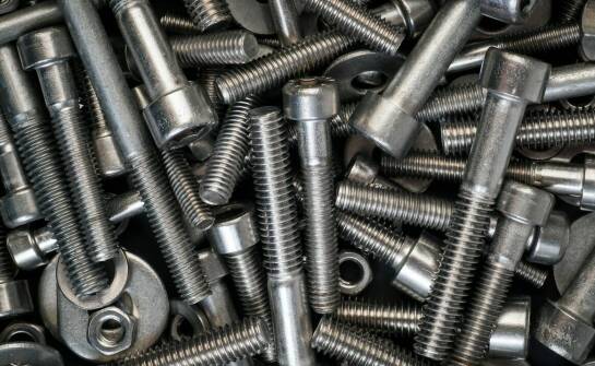 Znaczenie odpowiedniego doboru preparatów do mocowania w branży metalowej.