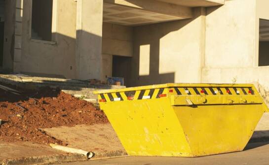 Jak optymalizacja procesów logistycznych wpływa na efektywność użytkowania kontenerów do gruzu?