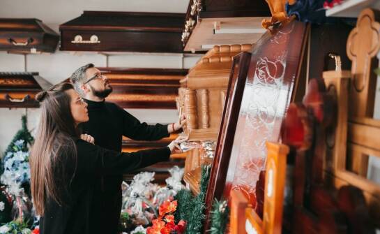 Różnorodność urn i trumien w ofercie zakładu pogrzebowego