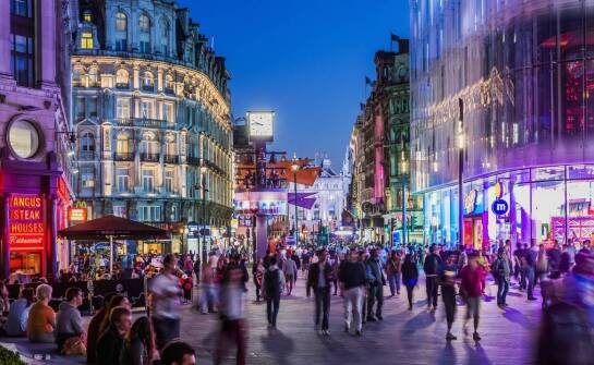 Jak zastosować reklamowe parawany w działaniach marketingowych na świeżym powietrzu?