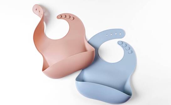 Dlaczego warto wybrać śliniaczki wodoszczelne? Ochrona przed zabrudzeniami w każdej sytuacji.