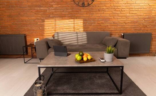 Jak kamienne stoliki kawowe wpływają na atmosferę w salonie?