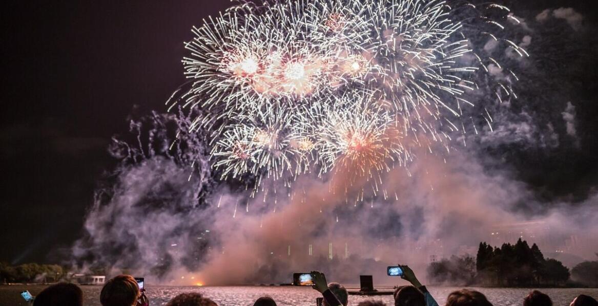 Organizacja plenerowych pokazów fajerwerków – co warto wiedzieć?