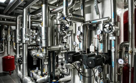 Wykorzystanie przemysłowych nagrzewnic elektrycznych w branży chemicznej – korzyści i zastosowania